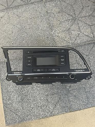 Hyundai orijinal multimedia/radio başlığı (OEM head unit) – panel ilə