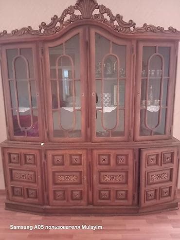 Klassik üslubda böyük vitrinli bufet - Material: Kütük ağac (taxta