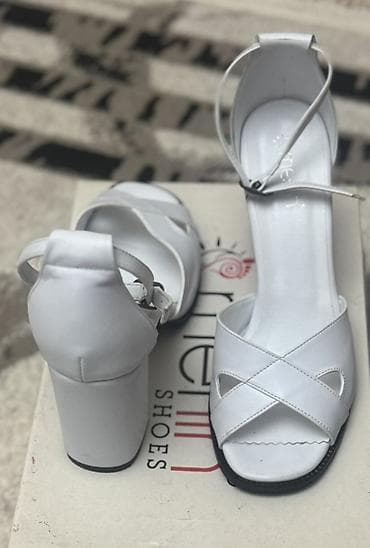 Basanoşka və səndəllər: Ağ rəngli qadın sandaleti - Model: açıq burunlu, kvadrat formalı ön — 2