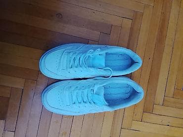 Kişi ayaqqabısı :
2,3dəfə geyinilib. yeni kimdiir 40razmer — 2