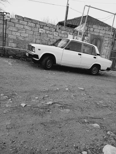 ваз 2107 в рассрочку: Ağ rəngli, dördqapılı VAZ-2107 sedan avtomobili. Avtomobil klassik — 2