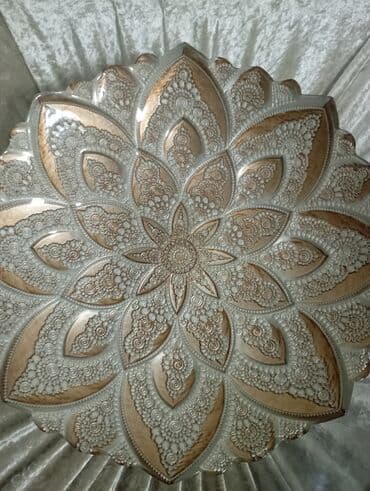 Mürəkkəb çiçəkli naxışlı, yuvarlaq dekorativ qab. Qızılı və gümüşü