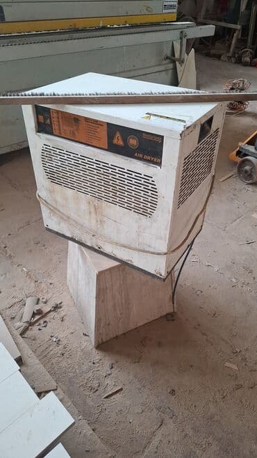 el uz yuyan sekilleri: Ağ rəngli, düzbucaqlı formalı sənaye hava quruducu. "AIR DRYER" yazısı — 1