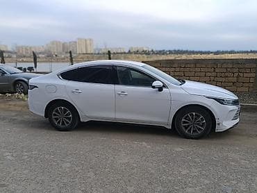 06 sekileri: BYD Qin Plus DM-i sedan – ağ rəng, aerodinamik liftbek kuzovlu hibrid — 2