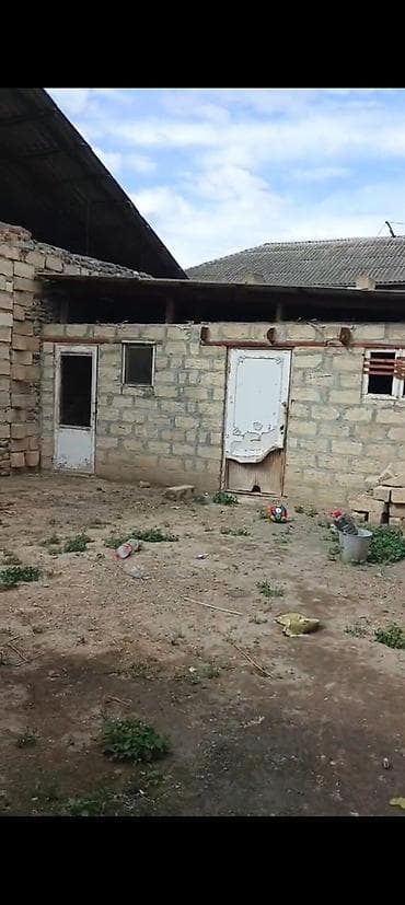 gencede heyet evi satilir: Gence seher Samux rayon ziyadli kend mektebin arxasi. Mehle evi 8 — 6