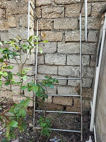 Paslanmayan metal borulardan hazırlanmış şaquli bağ dayağı/trelja