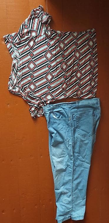 Uşaq geyimi və ayaqqabıları: 12-14 yaşlı qız üçündür. Her ikisi 5 manatdır — 1