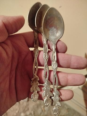 qaşiq: Qədimi süfrə dəsti – bıçaq və çay qaşıqları Tərkibi: - 4 ədəd masa — 4