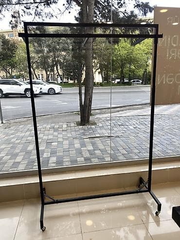 Metaldan hazırlanmış paltar asqısı stendi - Material: dayanıqlı metal