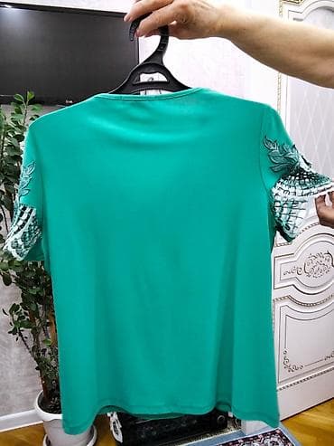 8 mart gulleri: Zümrüd yaşıl rəngdə qadın bluzası - Model: qısaqoll, düz kəsim - — 3