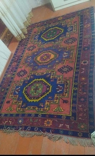 xalca uzlukləri: Xalça – əl toxuması, ənənəvi Qafqaz üslubunda - Ölçü təxmini: orta — 1