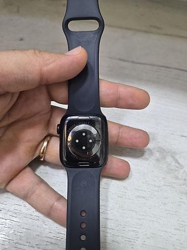 sensor saatlar: Apple Watch Series 8, 41 mm (GPS). Qara aluminiy korpus və qara — 2