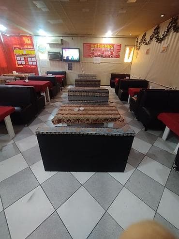 divan restoran: Skameykalar ilə, Düz masa — 2
