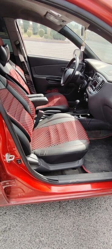 купить чехлы на авто: Kia Rio – hetçbek kuzov, qırmızı rəng. - Markası/modeli: Kia Rio — 11