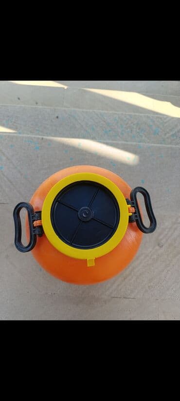 su bidonları: 30 litrlik bidon qalindir 3 u 8 manat 6 i 15 manat 300 eded var — 2