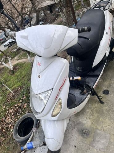 скутеры в баку: Ağ rəngli şəhər skuteridir. Geniş və rahat iki nəfərlik oturacaq, arxa — 2