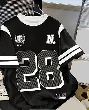 Qara idman üslubunda uniseks t‑şört - Rəng: qara, ağ detallar -