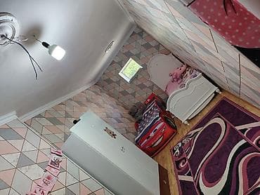 otvertka desti: Təsvir: - Zövqlü şəkildə yığılmış, işıqlı zal: divar kağızları, tavan — 10
