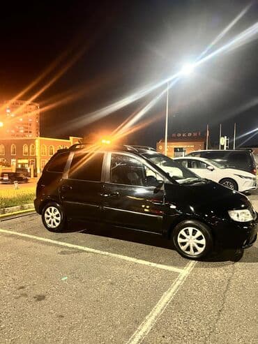 багажник на крышу авто: Hyundai Matrix avtomobili. Qara rəngli bu model, funksional dam — 1