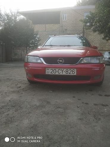 Opel Astra Vectra (ünvan nömrəsi görünür), qırmızı rəngli universal