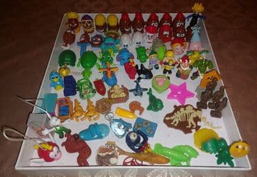 oyuncaq qatarlar: Müxtəlif formalı və rəngli oyuncaq fiqurların kolleksiyası. Bura — 1