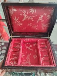 qarmon qutusu: Antik bəzək qutusu (şkatulka) Material: ağac, bürünc bəzəklər və — 1