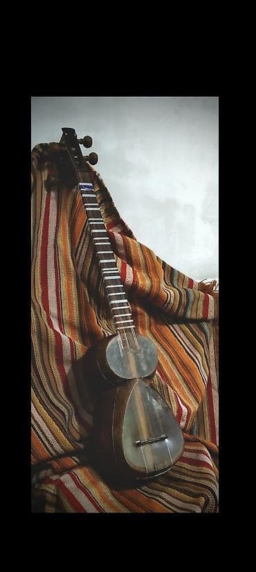 Musiqi alətləri: Tar səsləndirən simli musiqi aləti professional tardı. səhnələr və — 1
