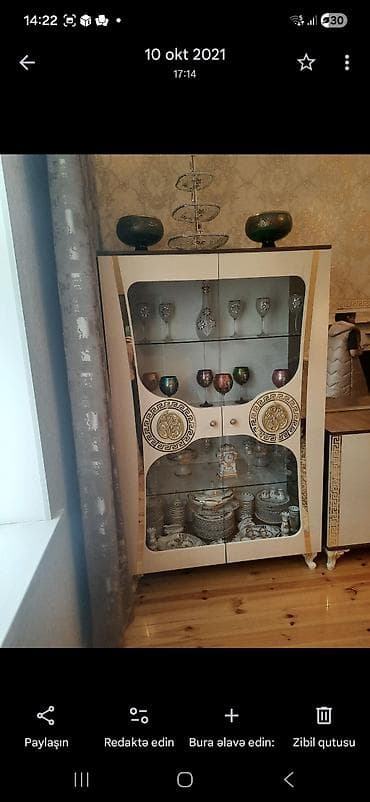 Şüşəli dolab vitrini