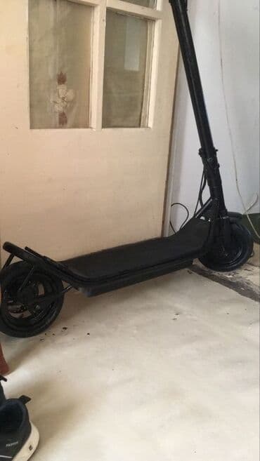 İşlənmiş Elektrik samokat 12", 251 - 350 Vt, 26 - 35 km/s, Ünvandan götürmə