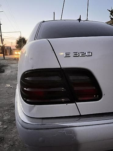 mate 50 pro: Mercedes-Benz E 320 (W210) – arxa hissənin detalları Stoplar — 1