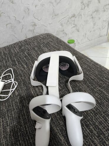 oyun ucun qulaqciqlar: Oculus meta quest 2 ideal vəziyyətdədir 6/256 qutusu var.Daxilində 100 — 4