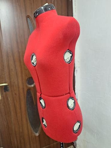 manken: Qadın, Məxmər, Qırmızı — 3