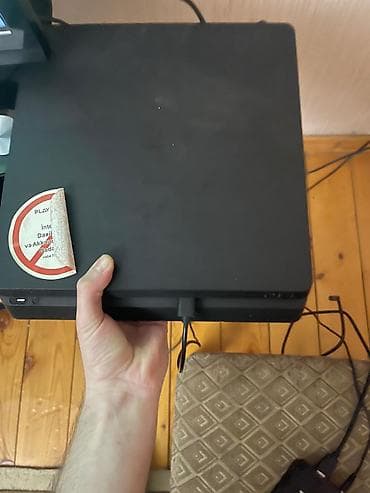 PlayStation 4 Slim oyun konsolu - Rəng: qara, yığcam Slim korpus - Ön