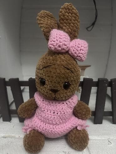 Pişiklər: Amigurumi dovşan oyuncağı - Rəng: qəhvəyi bədən, açıq çəhrayı paltar — 1