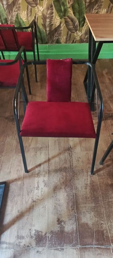 Metal çərçivəyə və tünd qırmızı məxmər oturacaq və arxalığa malik