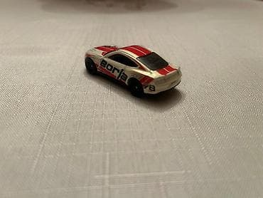 suktur: Ağ rəngli sedan model avtomobil – kolleksiya üçün oyuncaq - Miqyas — 10