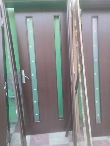 rasm ramkalari: Mebel qapıları – qəhvəyi rəng, şüşə panelli dizayn - Material — 2