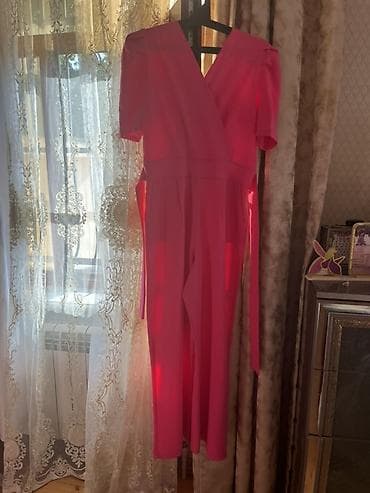 qadin cekme: Qadın üçün parlaq çəhrayı kombinezon - Model: qısa qollu, V-yaxa, üst — 2