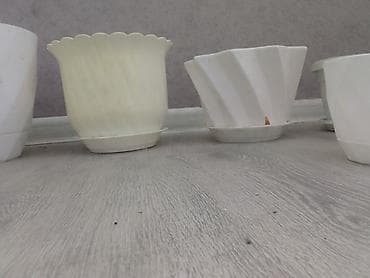 dibçək gül: Plastik güldanlar və saksılar dəsti Hamsi bir yerdə 10 manat.050 670 — 6