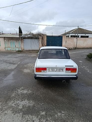 qaz 24 volga: VAZ 2107 sedan - Kuzov: 4 qapılı, klassik ağ rəng - Mühərrik — 10