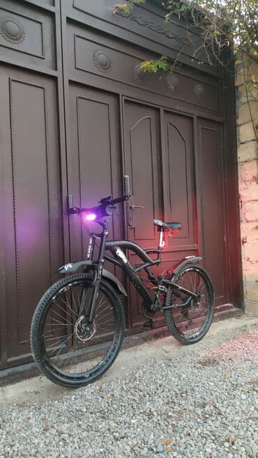 təzə velosipedlər: Dağ tipli velosiped – qara mat rəng, işıqlarla təchiz olunmuş — 4