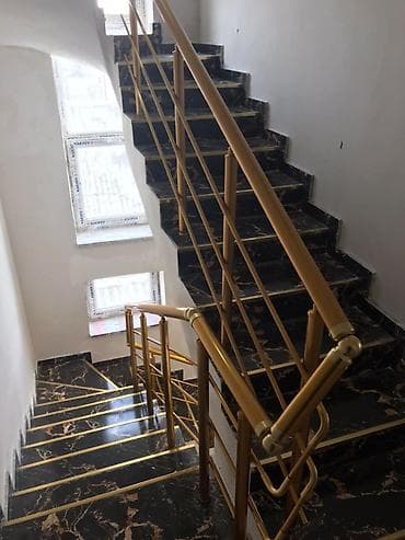 Qızılı rəngdə metal məhəccər sistemi – mərtəbələrarası pilləkənlər