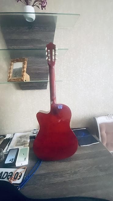 real gitara: Klassik akustik gitara – kəsikli (cutaway) korpus Üstnde çanta ve — 2