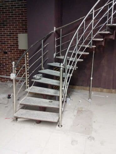 железные лестницы для дома: Qara metaldan hazırlanmış, müasir üslubda pilləkən. Pilləkənlər daxili — 6