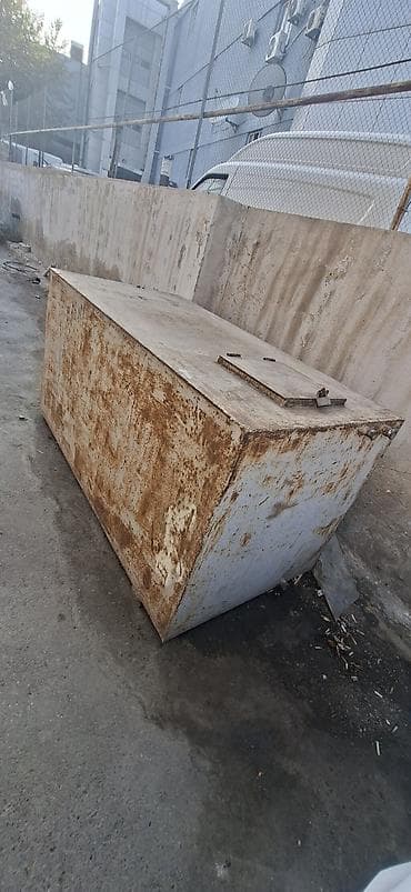 Baklar və çənlər: Metal yanacaq/smayazka (çən/konteyner) - Material: qalın divarlı — 1