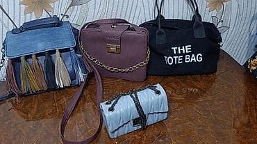 Müxtəlif üslublarda dörd qadın çantası. Tünd göy rəngli denim çanta