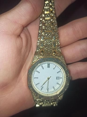 saat apple: Metallik qızılı rəngdə, relyef naxışlı korpus və breloku olan klassik — 2