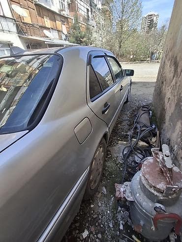 06 maşını: Mercedes-Benz 240: 2.4 l | 1997 il Sedan — 4