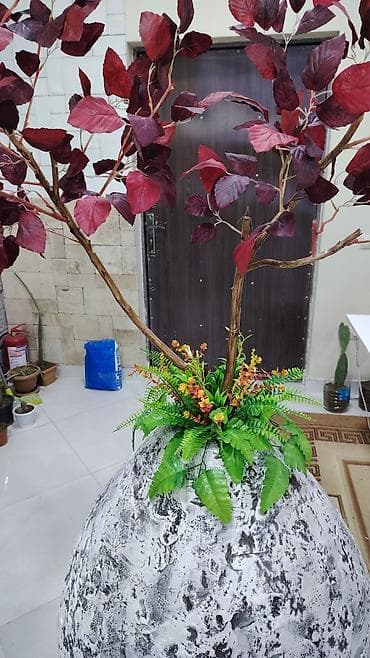 dekorativ bitkiler: Böyük dekorativ kompozisiya – süni ağac və bitkilərlə bəzədilmiş iri — 1