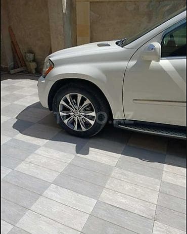 byd təkər: Mercedes-Benz GL-Class (ağ rəng, tam ölçülü SUV) Xüsusiyyətlər: - — 1